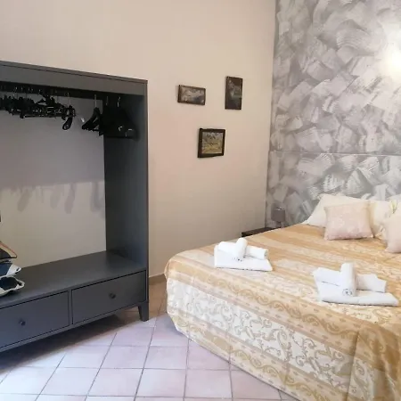 La Casina Giramondo Di Ele فياريجيو